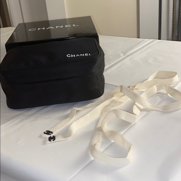 Chanel cosmetic bag with box and draw string - Picture 3 of 6